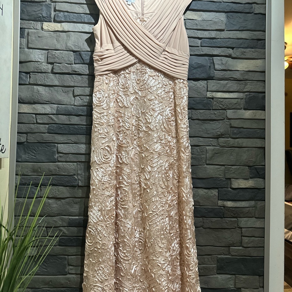 Elegant Cream Sleeveless Dress - Picture 2 of 6